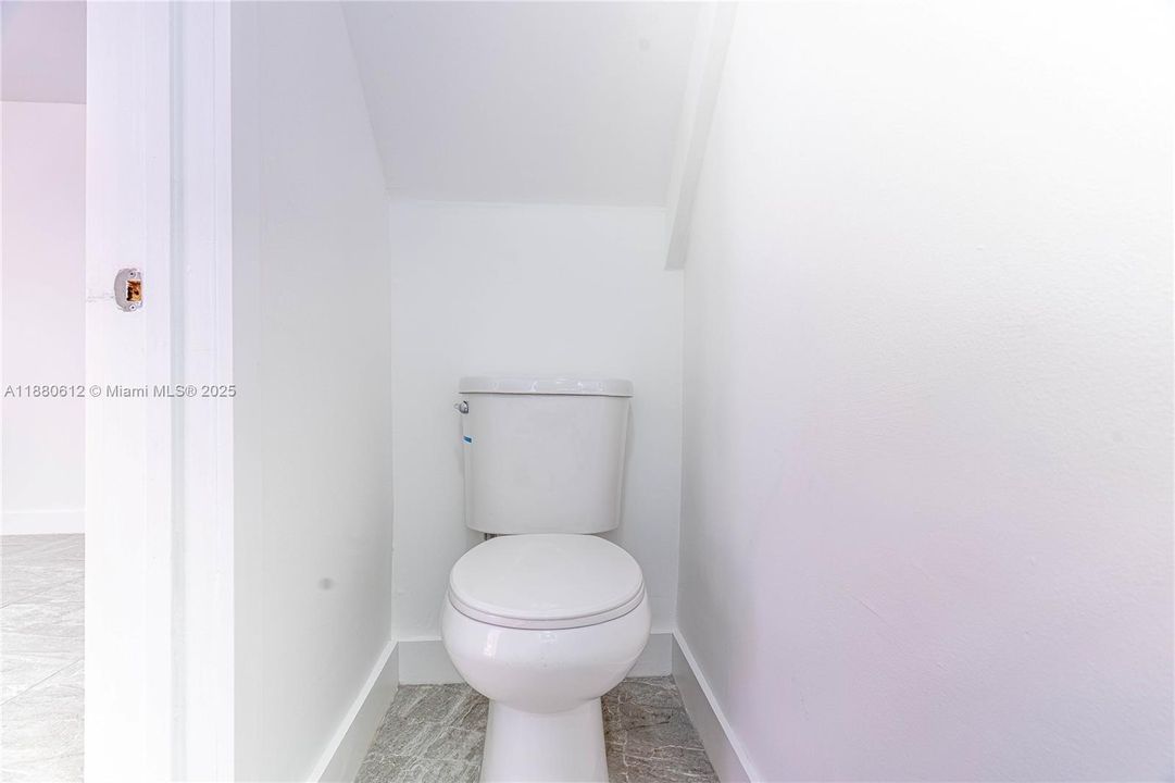 合同活跃: $335,000 (2 贝兹, 1 浴室, 896 平方英尺)