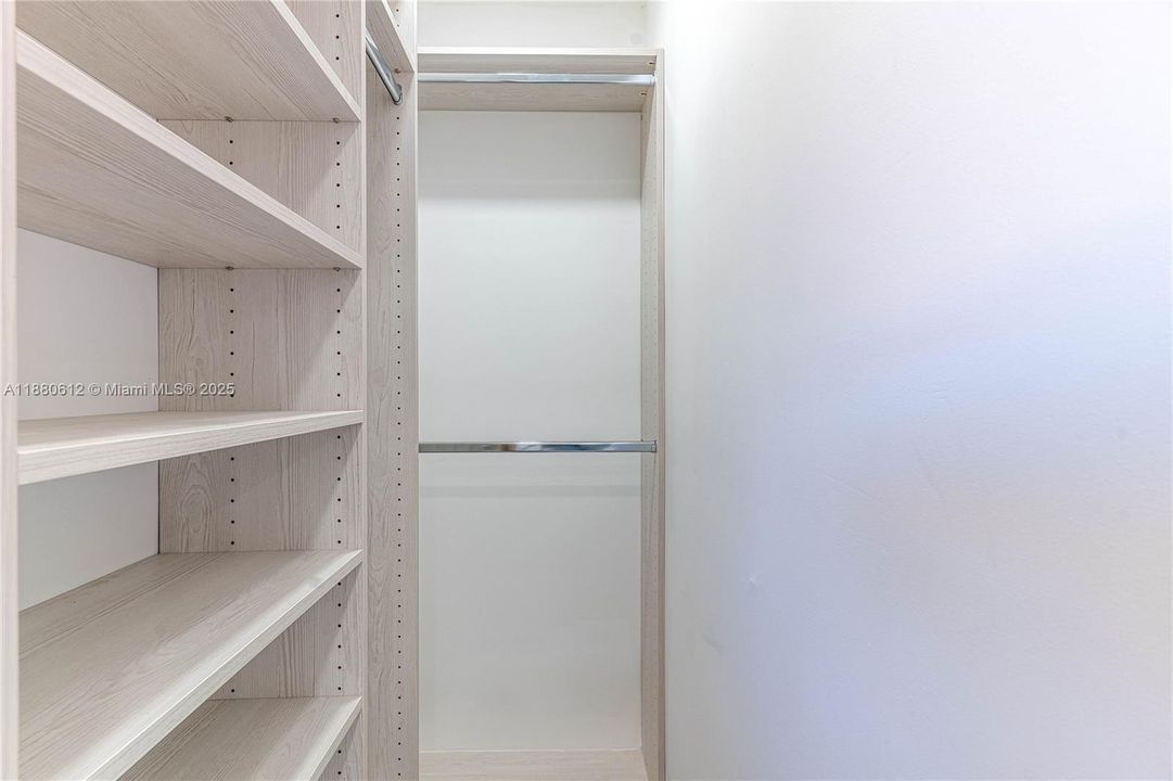 合同活跃: $335,000 (2 贝兹, 1 浴室, 896 平方英尺)