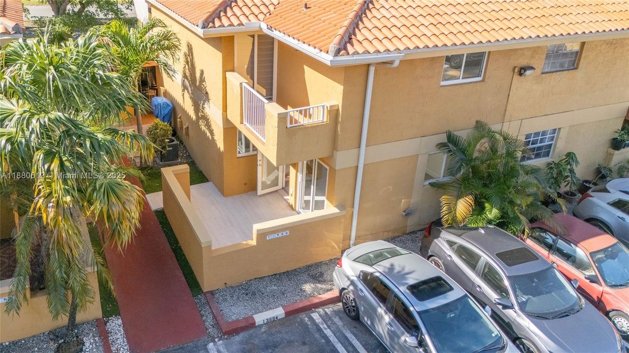 合同活跃: $335,000 (2 贝兹, 1 浴室, 896 平方英尺)