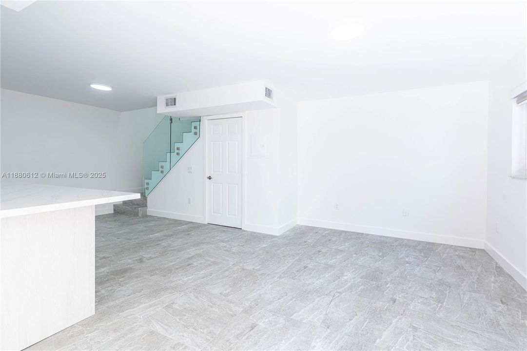 合同活跃: $335,000 (2 贝兹, 1 浴室, 896 平方英尺)