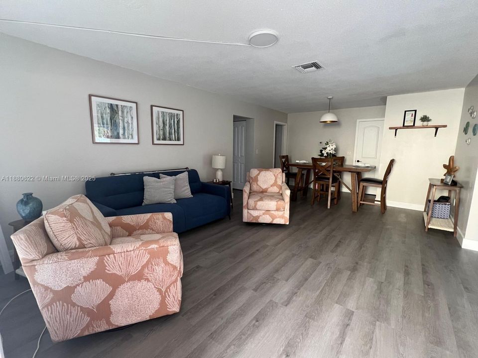 合同活跃: $3,800 (3 贝兹, 2 浴室, 0 平方英尺)