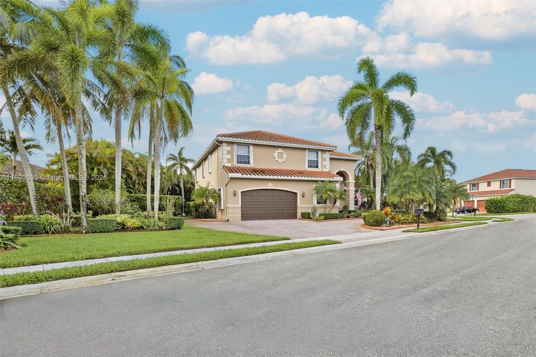 最近售出: $1,449,000 (5 贝兹, 4 浴室, 3719 平方英尺)