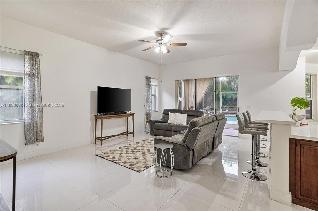 最近售出: $1,449,000 (5 贝兹, 4 浴室, 3719 平方英尺)