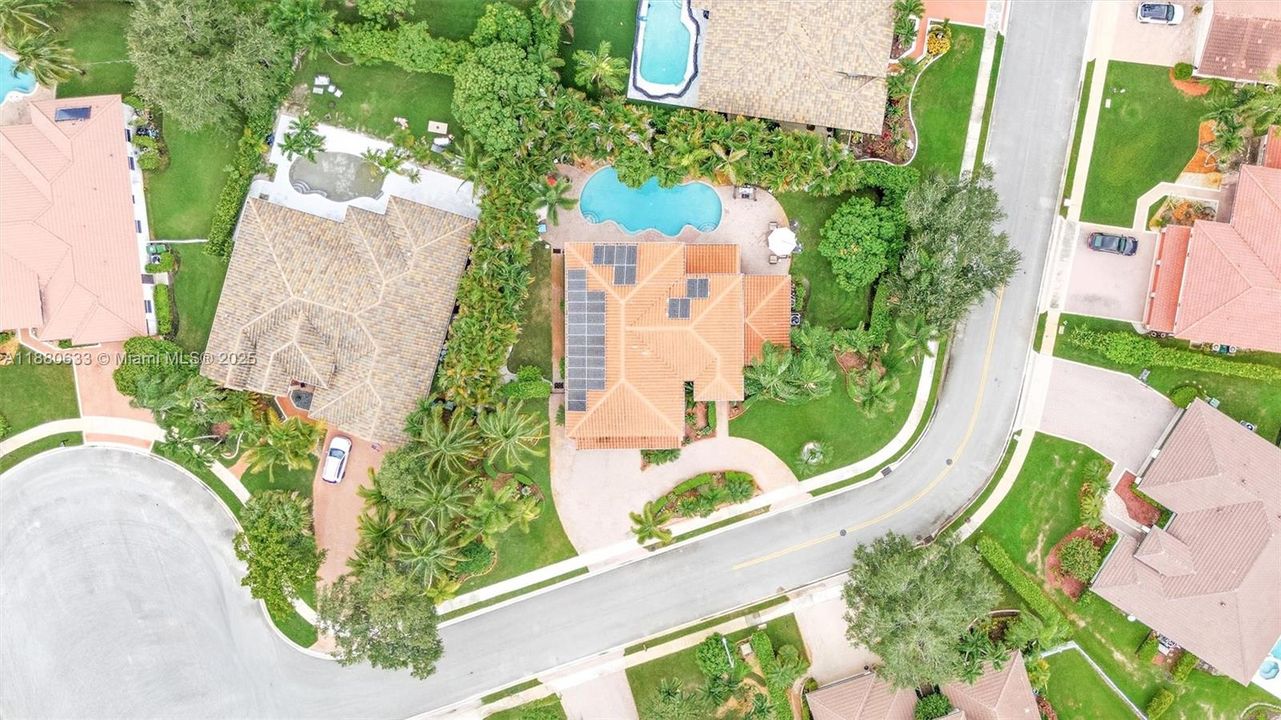 Circular driveway with parking to 8 cars