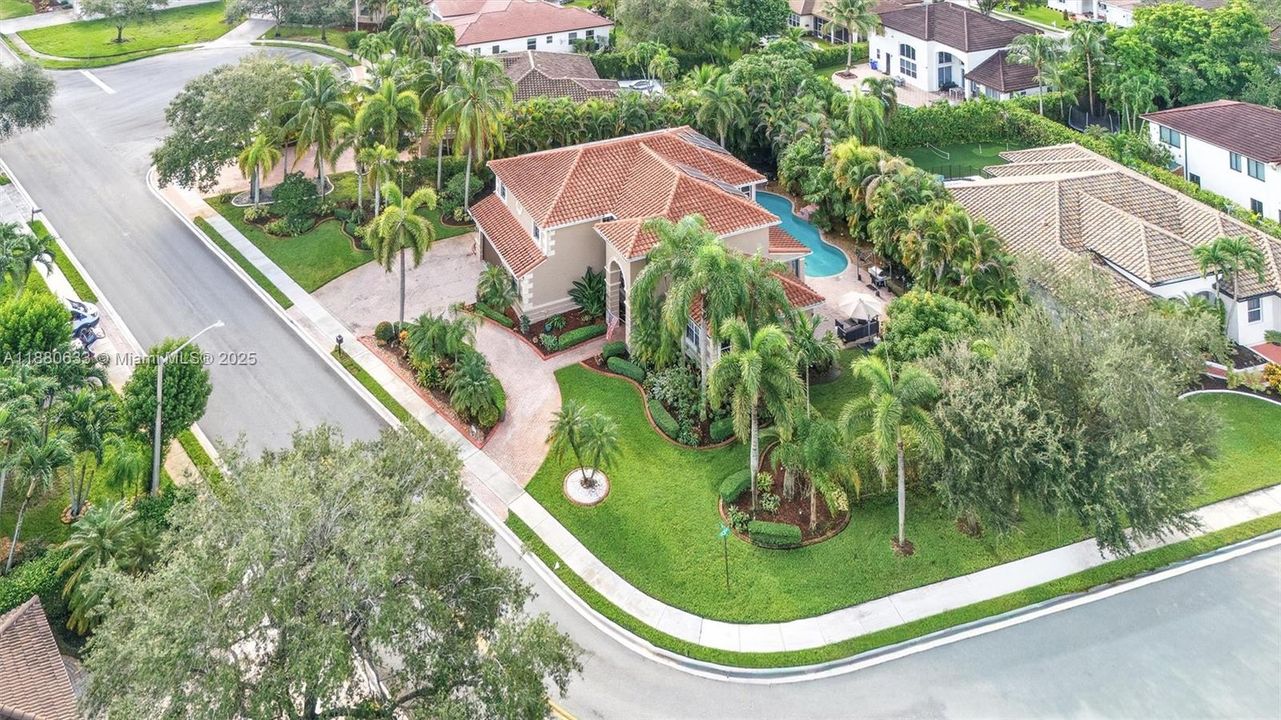 Corner large lot with 0.40 acres