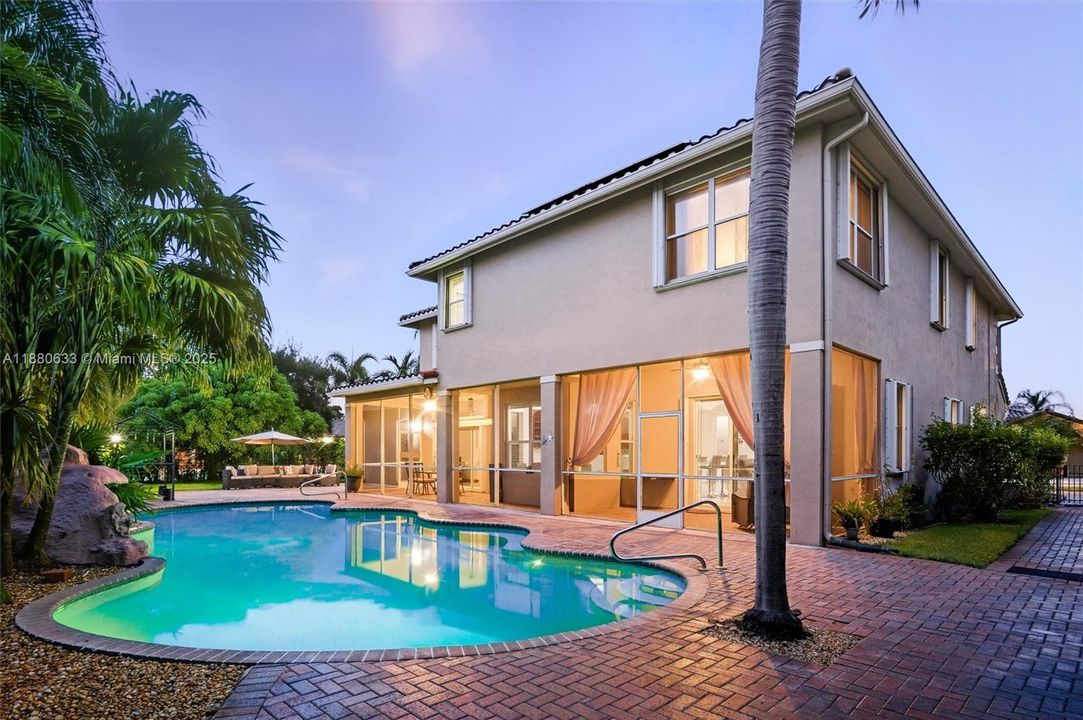 最近售出: $1,449,000 (5 贝兹, 4 浴室, 3719 平方英尺)