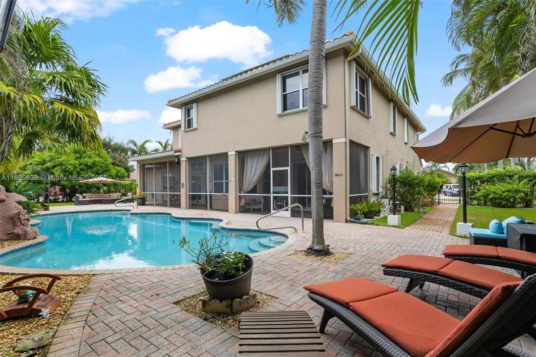 oversized headed pool with cascade and jets