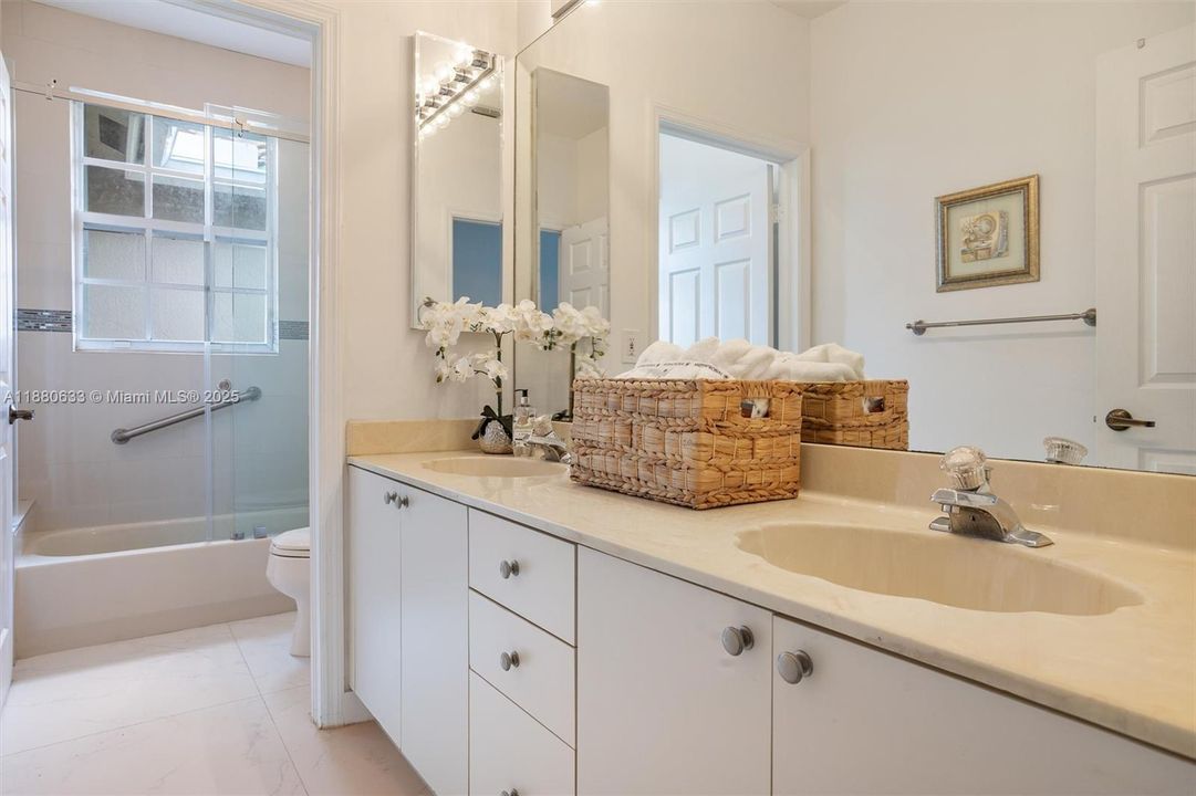 最近售出: $1,449,000 (5 贝兹, 4 浴室, 3719 平方英尺)