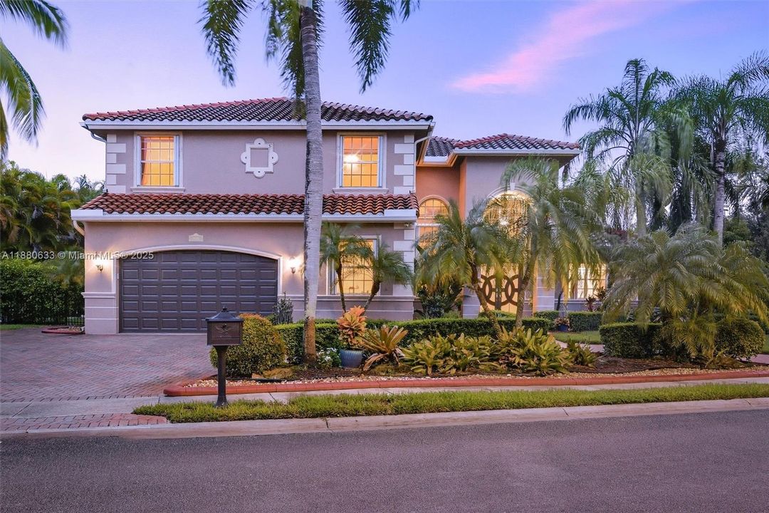 最近售出: $1,449,000 (5 贝兹, 4 浴室, 3719 平方英尺)