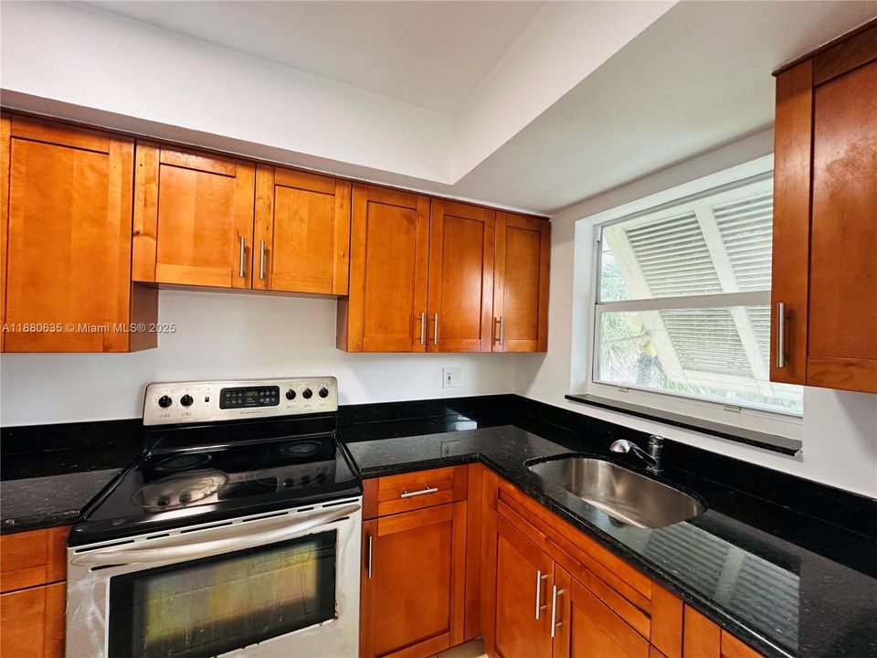 Activo con contrato: $215,000 (2 camas, 1 baños, 730 Pies cuadrados)