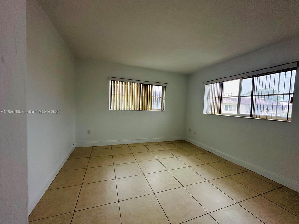 Activo con contrato: $215,000 (2 camas, 1 baños, 730 Pies cuadrados)