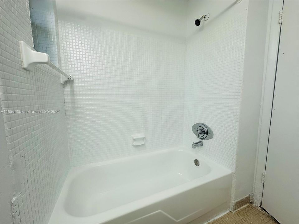 Activo con contrato: $215,000 (2 camas, 1 baños, 730 Pies cuadrados)