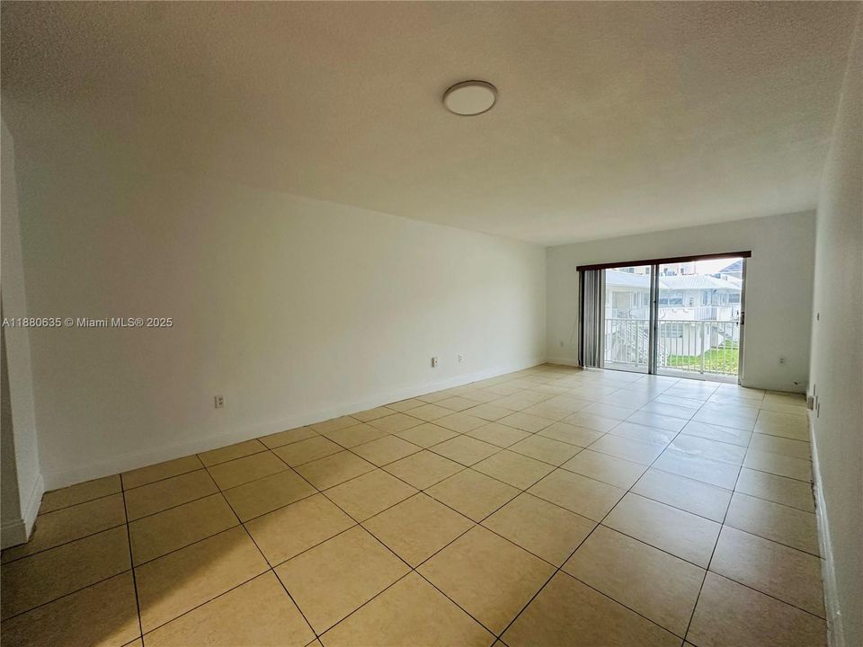 Activo con contrato: $215,000 (2 camas, 1 baños, 730 Pies cuadrados)