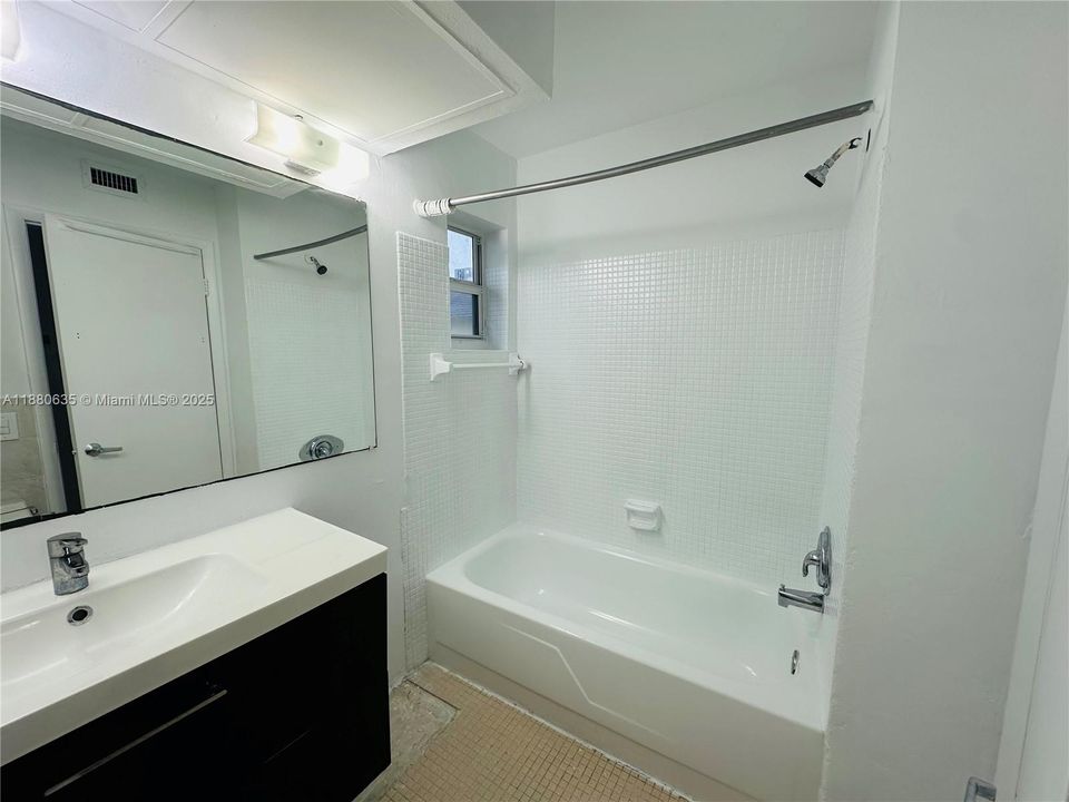 Activo con contrato: $215,000 (2 camas, 1 baños, 730 Pies cuadrados)