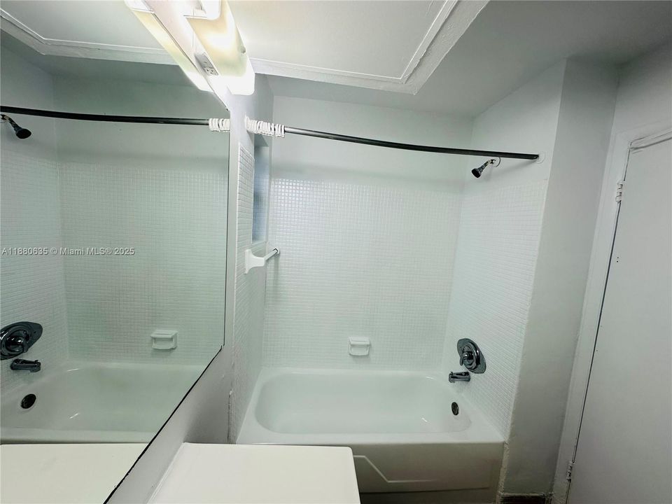 Activo con contrato: $215,000 (2 camas, 1 baños, 730 Pies cuadrados)