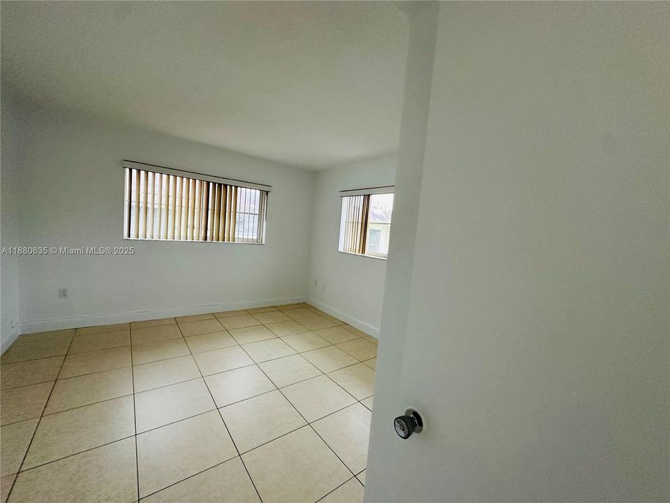 Activo con contrato: $215,000 (2 camas, 1 baños, 730 Pies cuadrados)