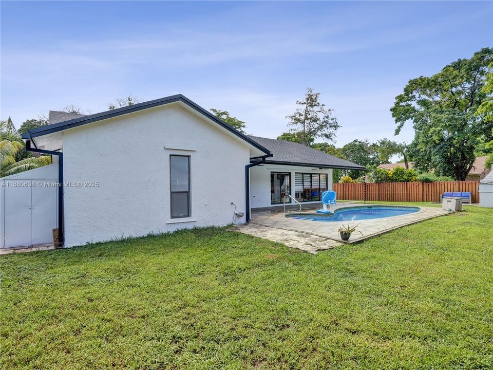 Под контрактом: $615,000 (3 спален, 2 ванн, 1610 Квадратных фут)