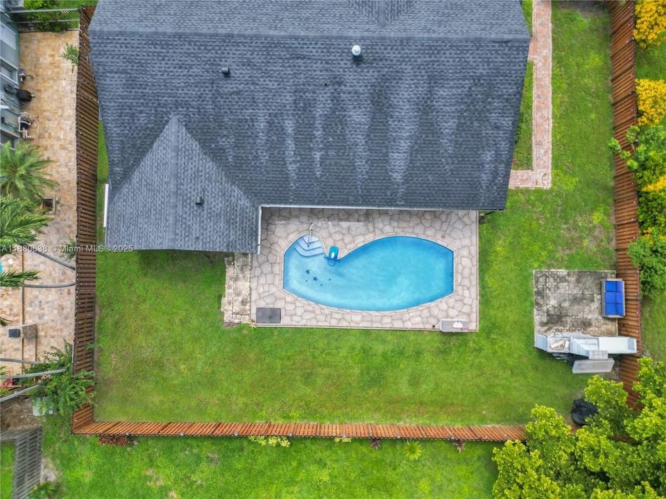 Под контрактом: $615,000 (3 спален, 2 ванн, 1610 Квадратных фут)