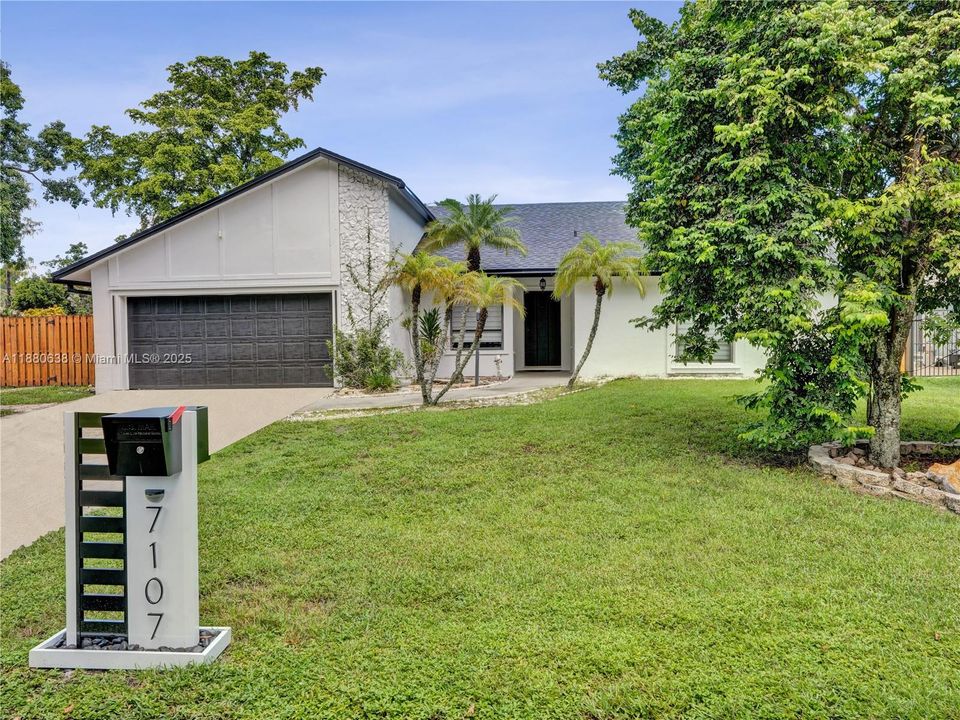 Под контрактом: $615,000 (3 спален, 2 ванн, 1610 Квадратных фут)