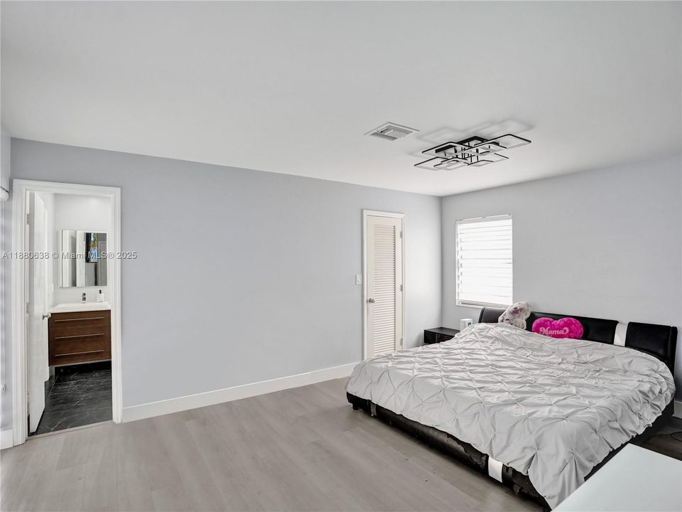 Под контрактом: $615,000 (3 спален, 2 ванн, 1610 Квадратных фут)