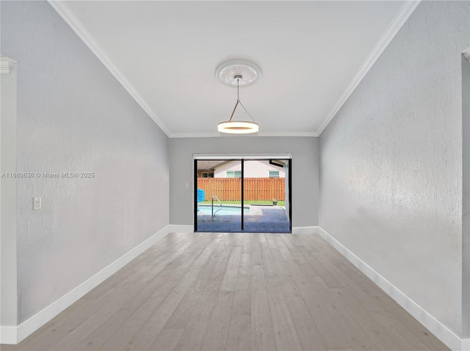 Под контрактом: $615,000 (3 спален, 2 ванн, 1610 Квадратных фут)