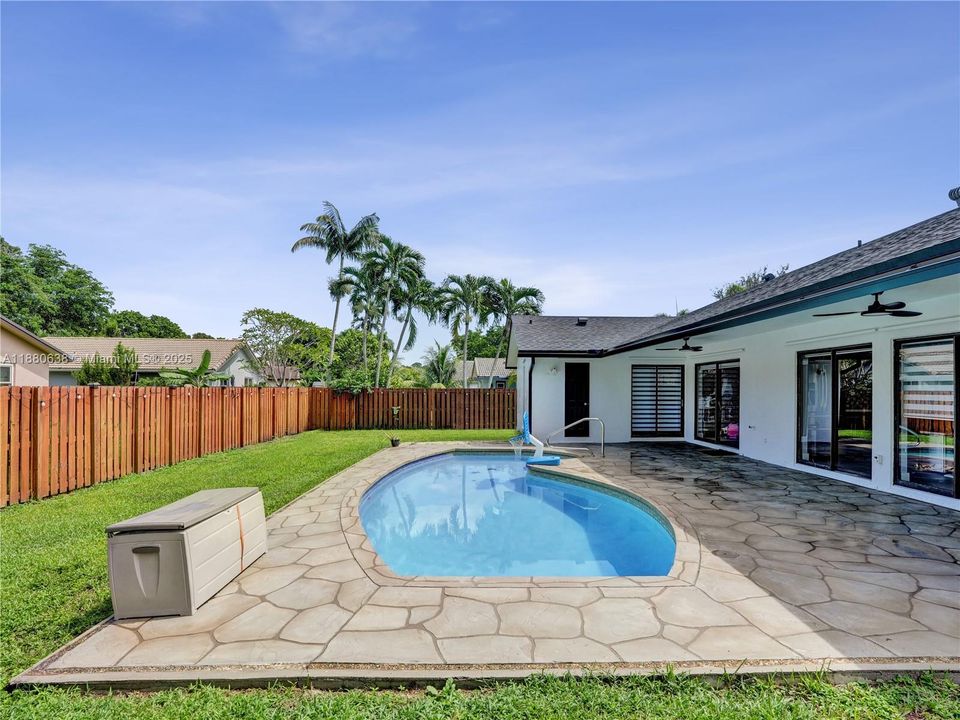 Под контрактом: $615,000 (3 спален, 2 ванн, 1610 Квадратных фут)