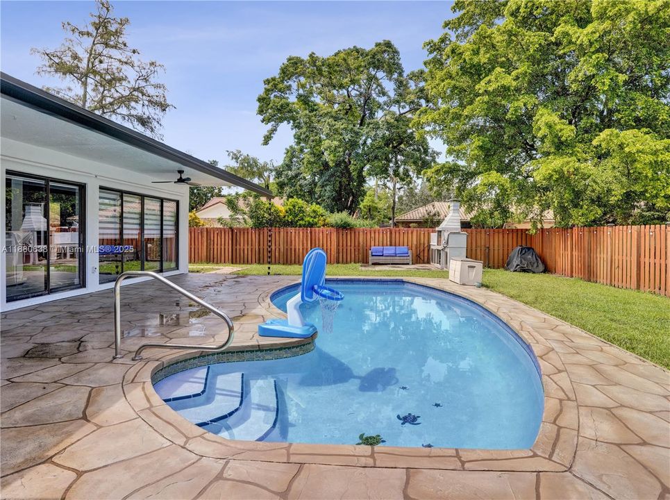 Под контрактом: $615,000 (3 спален, 2 ванн, 1610 Квадратных фут)