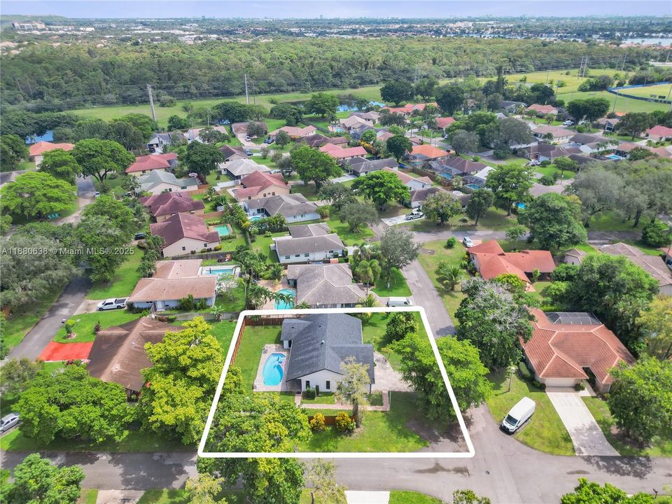 Под контрактом: $615,000 (3 спален, 2 ванн, 1610 Квадратных фут)