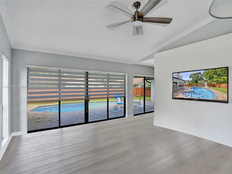 Под контрактом: $615,000 (3 спален, 2 ванн, 1610 Квадратных фут)