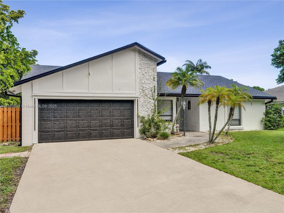 Под контрактом: $615,000 (3 спален, 2 ванн, 1610 Квадратных фут)