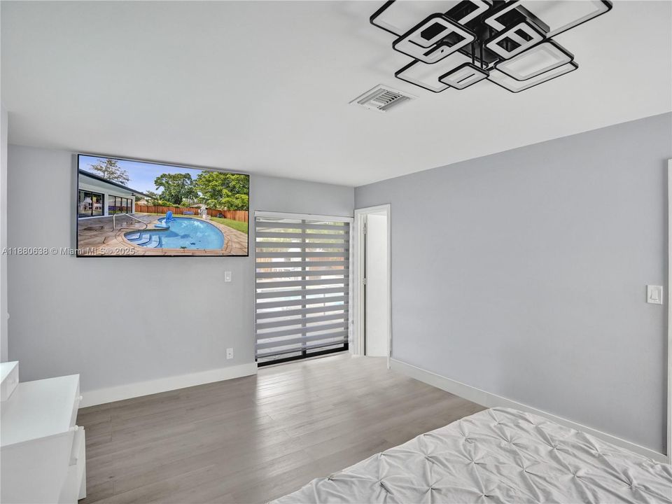 Под контрактом: $615,000 (3 спален, 2 ванн, 1610 Квадратных фут)