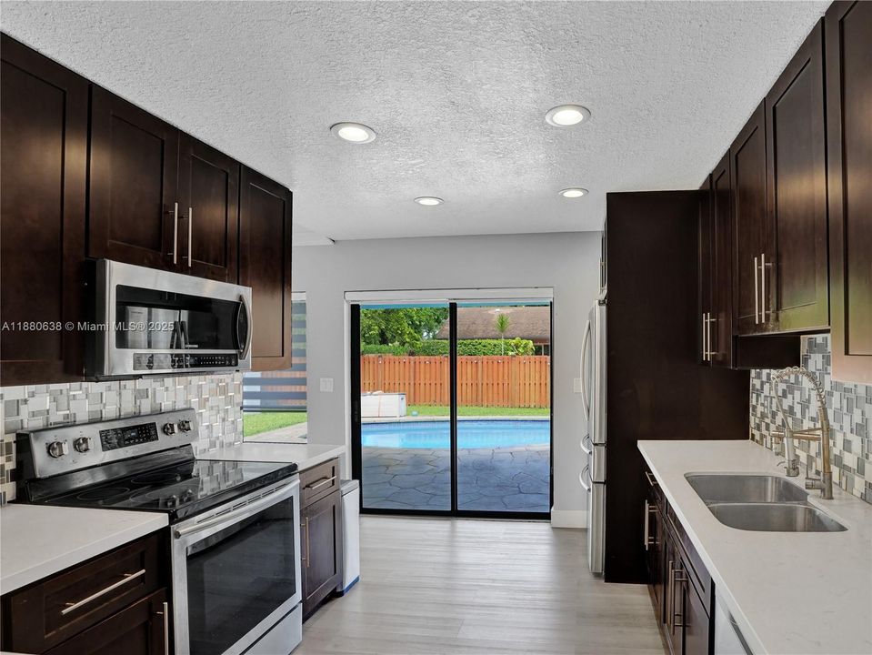 Под контрактом: $615,000 (3 спален, 2 ванн, 1610 Квадратных фут)