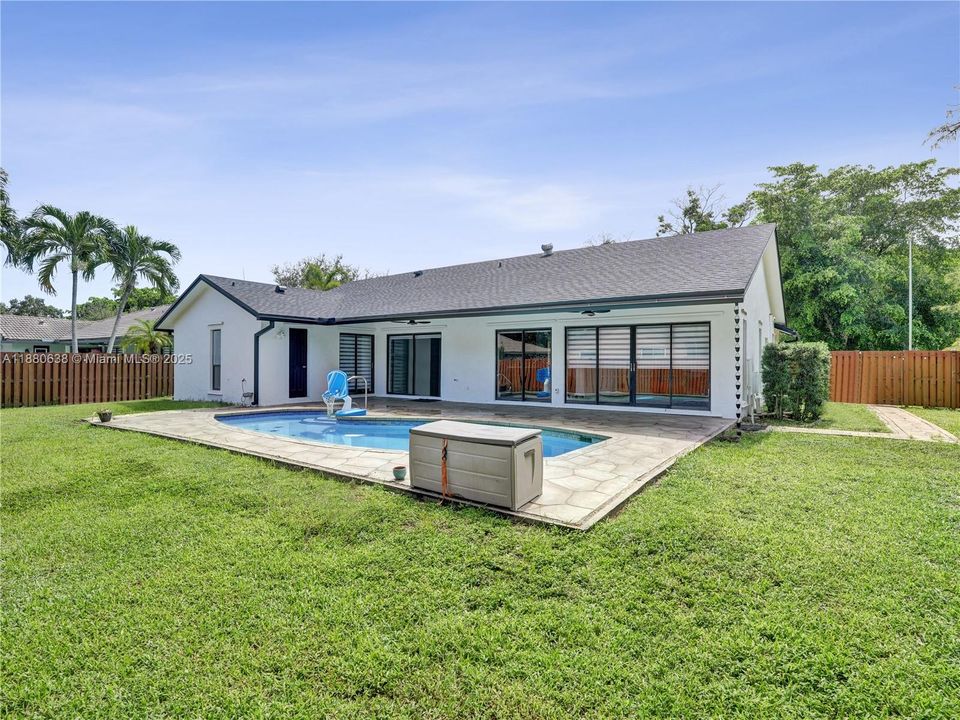 Под контрактом: $615,000 (3 спален, 2 ванн, 1610 Квадратных фут)