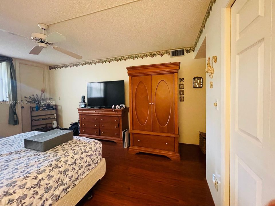 For Sale: $299,000 (2 beds, 2 baths, 1235 Square Feet)