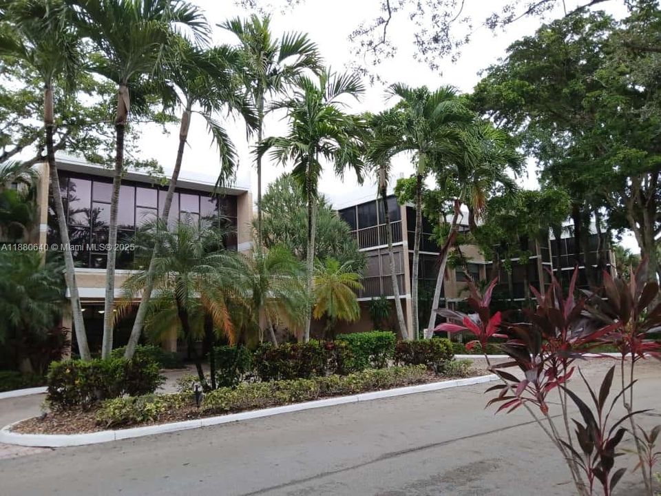 For Sale: $299,000 (2 beds, 2 baths, 1235 Square Feet)