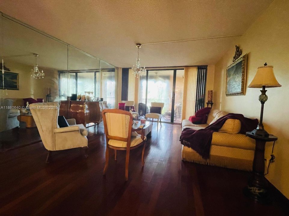 For Sale: $299,000 (2 beds, 2 baths, 1235 Square Feet)