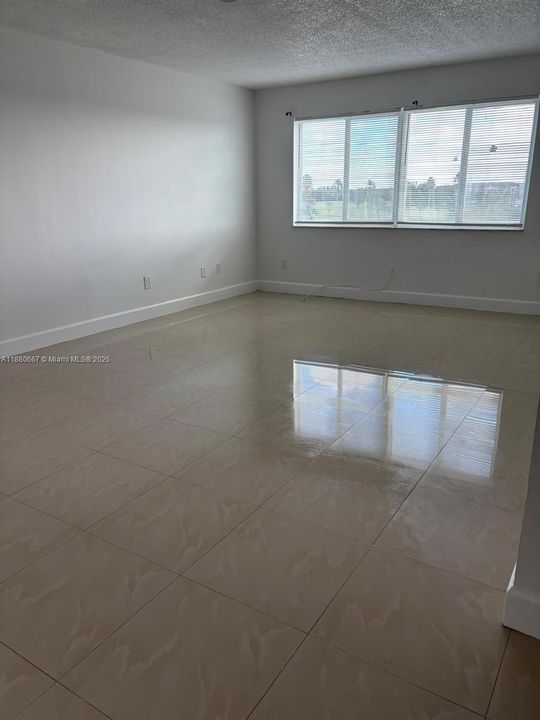 Active With Contract: $1,600 (2 beds, 1 baths, 1075 Square Feet)