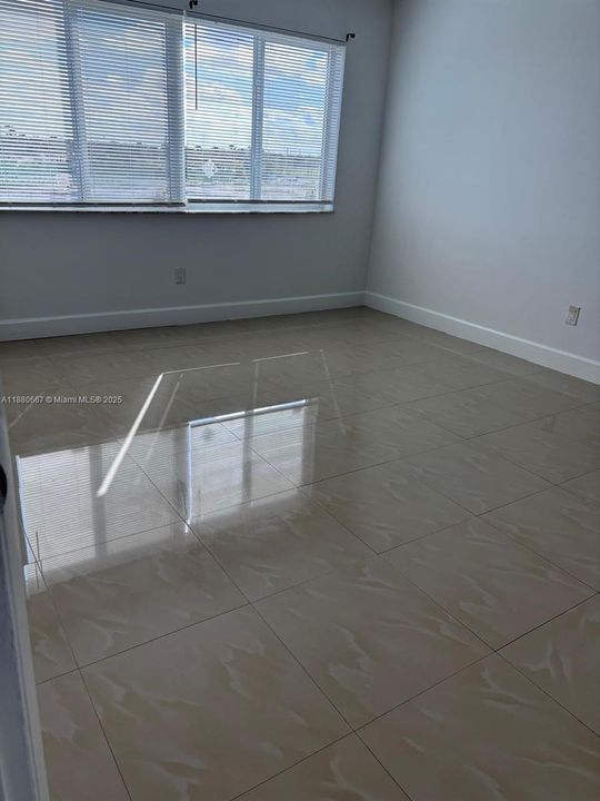 Active With Contract: $1,600 (2 beds, 1 baths, 1075 Square Feet)