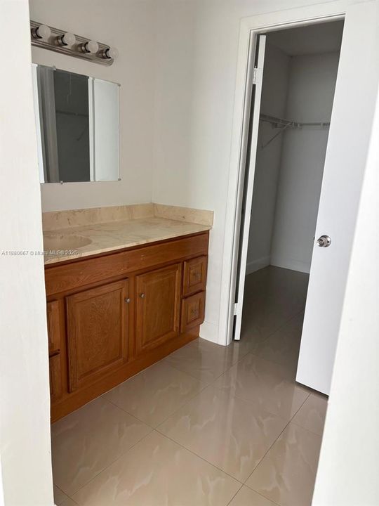 Active With Contract: $1,600 (2 beds, 1 baths, 1075 Square Feet)
