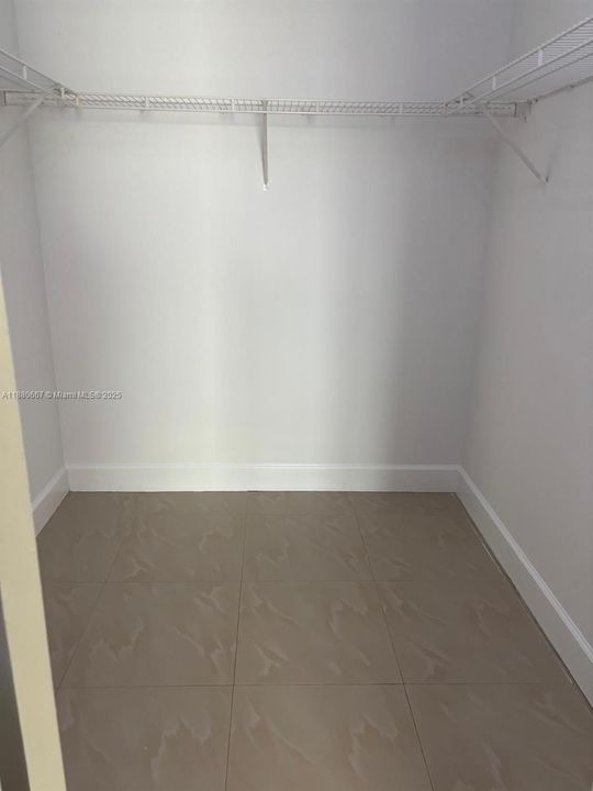 Active With Contract: $1,600 (2 beds, 1 baths, 1075 Square Feet)
