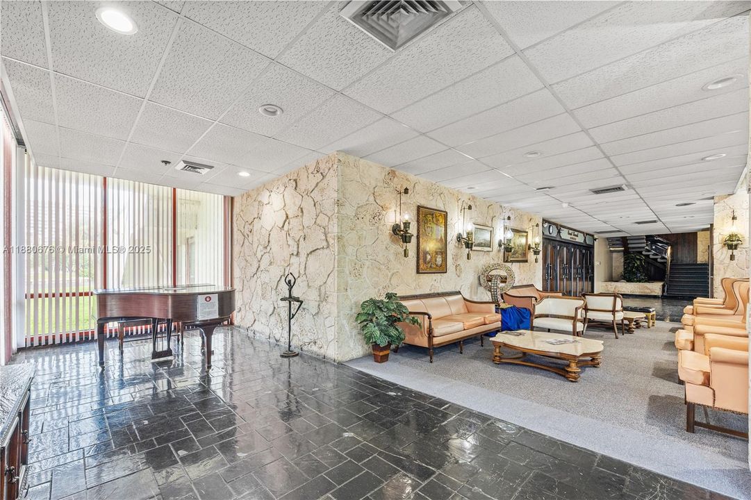 待售: $154,000 (1 贝兹, 1 浴室, 768 平方英尺)