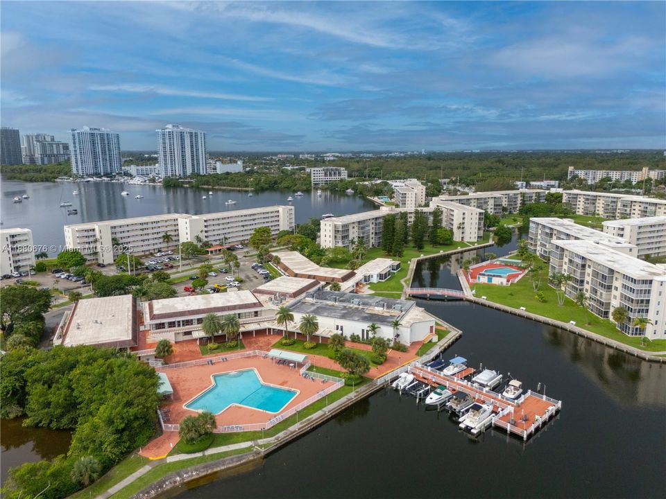 待售: $154,000 (1 贝兹, 1 浴室, 768 平方英尺)