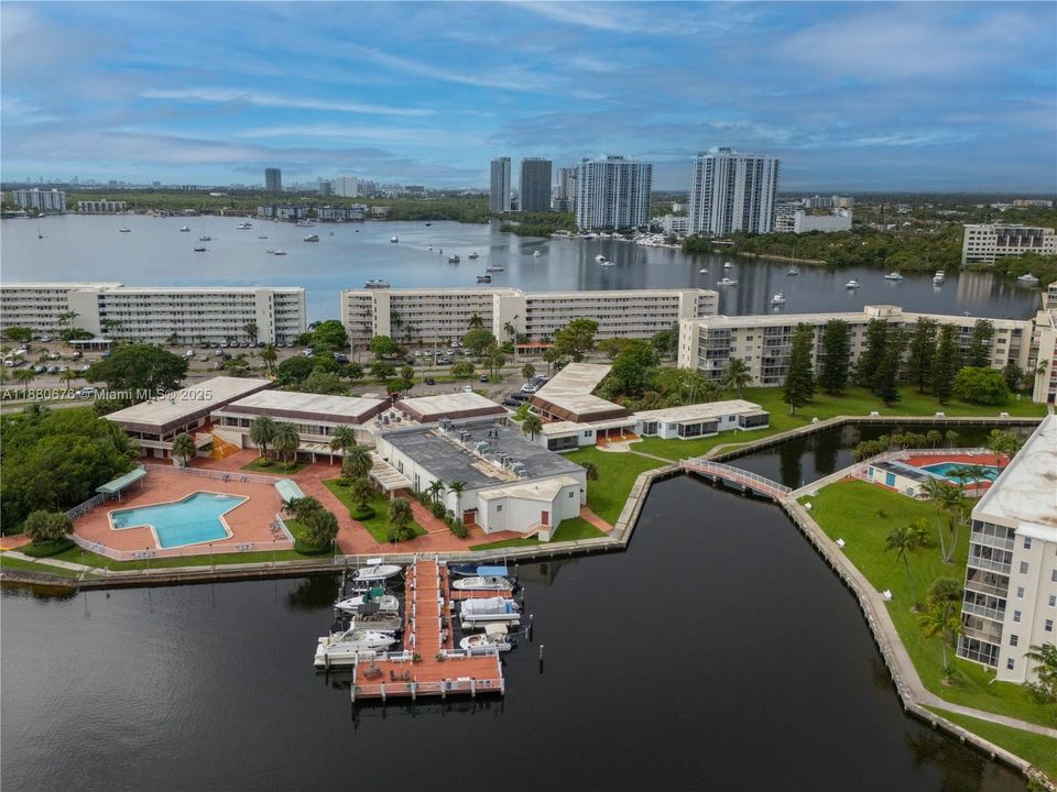 待售: $154,000 (1 贝兹, 1 浴室, 768 平方英尺)