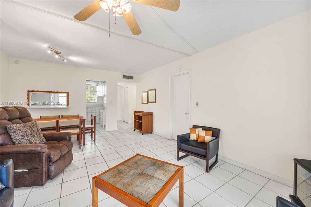 待售: $154,000 (1 贝兹, 1 浴室, 768 平方英尺)