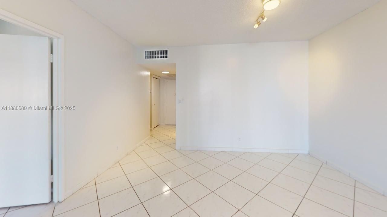 На продажу: $185,000 (1 спален, 1 ванн, 828 Квадратных фут)