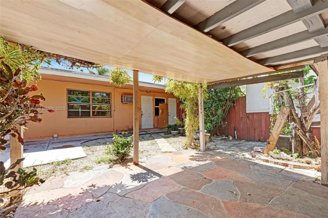 合同活跃: $399,000 (4 贝兹, 2 浴室, 1924 平方英尺)