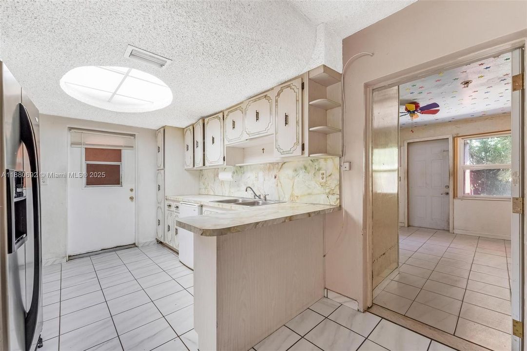 合同活跃: $399,000 (4 贝兹, 2 浴室, 1924 平方英尺)