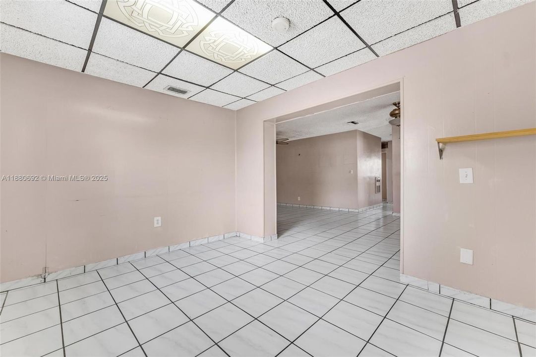 合同活跃: $399,000 (4 贝兹, 2 浴室, 1924 平方英尺)