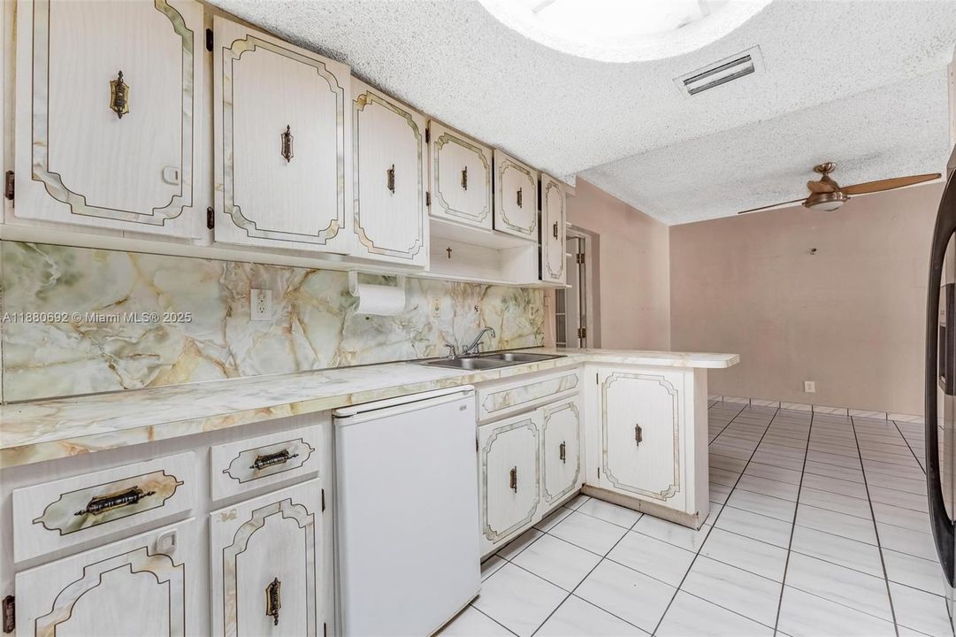 合同活跃: $399,000 (4 贝兹, 2 浴室, 1924 平方英尺)