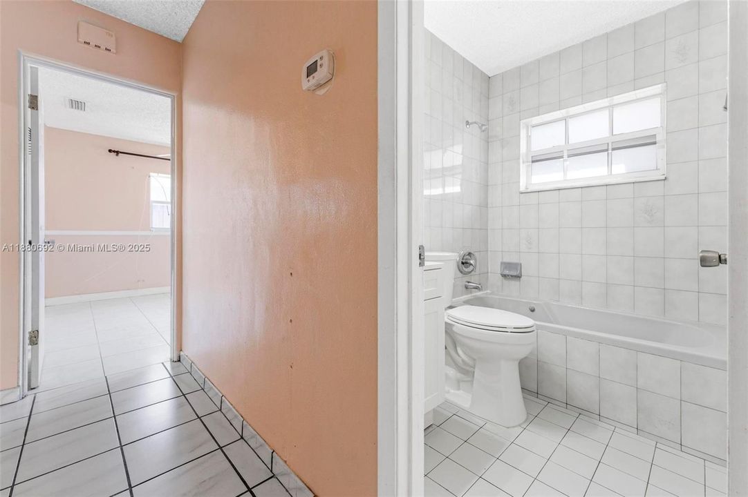 合同活跃: $399,000 (4 贝兹, 2 浴室, 1924 平方英尺)